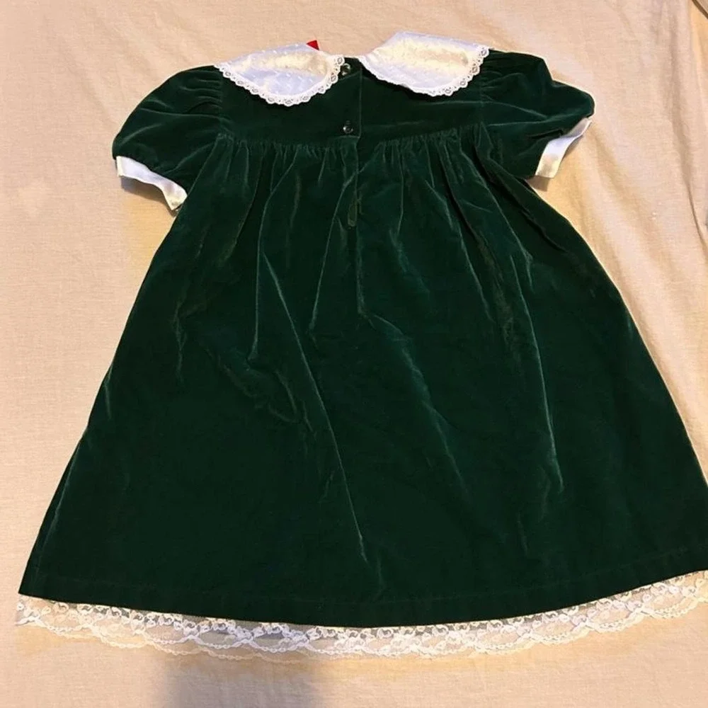 Vintage green velvet girl dress with white lace collar